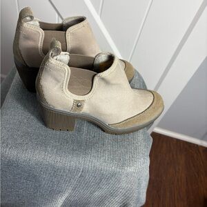 Cat Caterpillar Warm Stone & Suede Booties Women's Beige Slip Ons Size 9 Mules